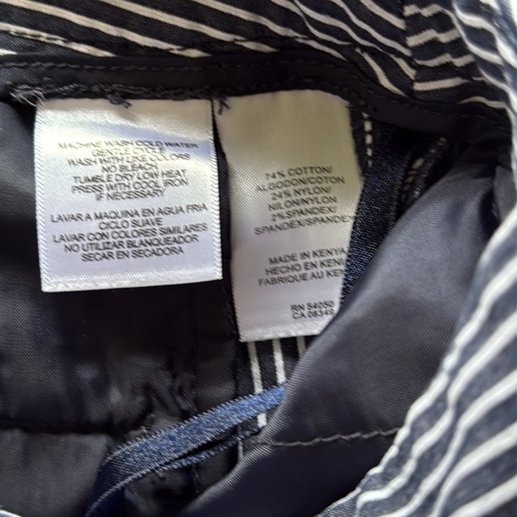 Jones New York Signature Navy White Striped Seersucker Shorts 12” Inseam Sz 6 - Picture 4 of 9